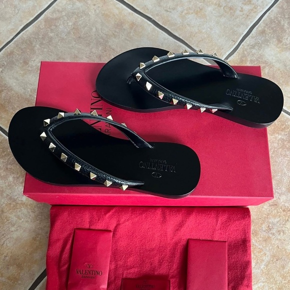 Valentino Garavani Rockstud Leather Flip Flops - Picture 3 of 10